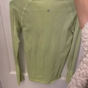 a like green lululemon swifty long sleeve shirt